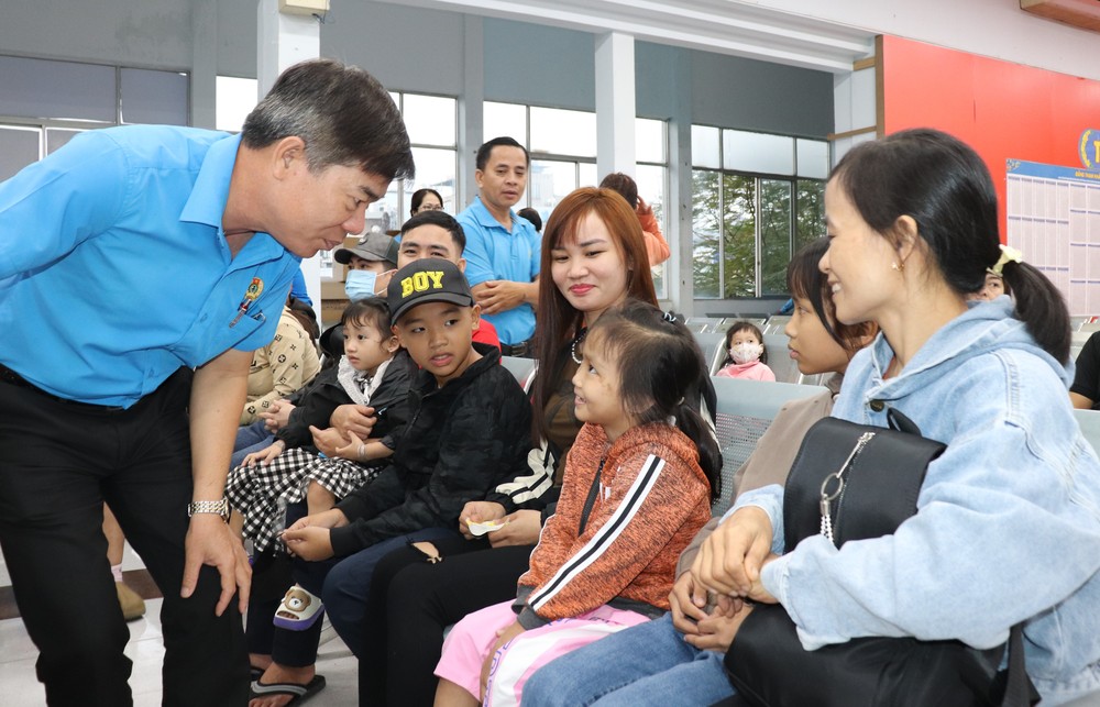 The joy of Nguyen Thi Thanh Tam's family returning to her maternal family in Nghe An for Tet on the "Union Train – Spring 2025" after 10 years img-0478-4348-1812.jpg.jpg