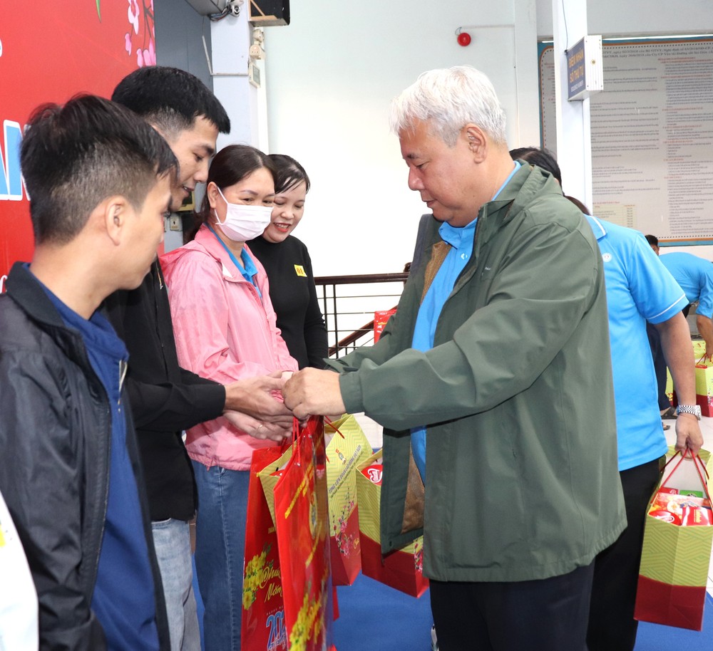 Chairman Vo Khac Thai of the HCMC Federation of Labor presents gifts to workers departing on the "Union Train – Spring 2025". img-0488-2015-2296.jpg.jpg