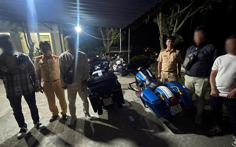 2-4-hai-nguoi-nuoc-ngoai-tha-hai-tay-1-4965-1179.jpg.jfif