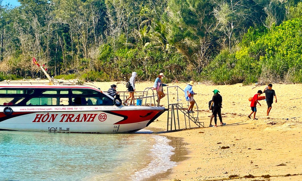 du-khach-tham-quan-hon-tranh-thuoc-dao-phu-quy-tinh-binh-thuan-anh-nguyen-tien-6239-8707.jpg.jfif