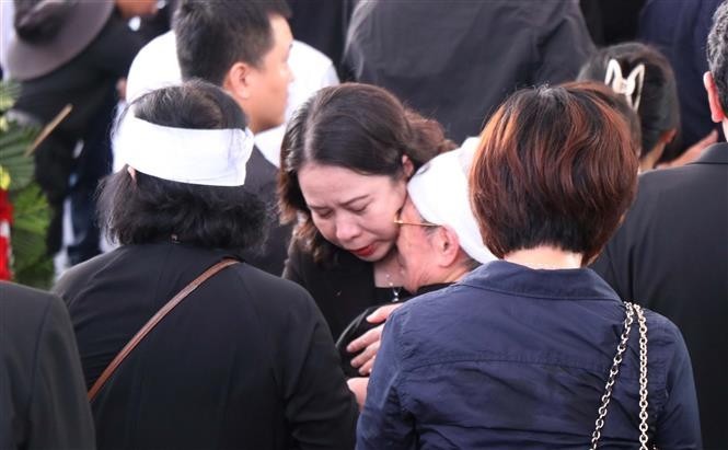 Vice President Vo Thi Anh Xuan offers condolences to the family of former President Tran Duc Luong at the burial ceremony on May 25 afternoon. (Photo: VNA) burial-ceremony-held-for-former-president-tran-duc-luong-2.jpg