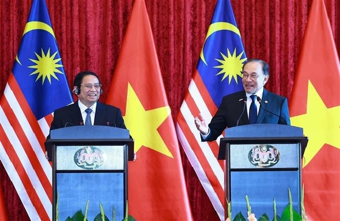 Vietnamese Prime Minister Pham Minh Chinh (L) and his Malaysian counterpart Anwar Ibrahim at the joint press conference in Kuala Lumpur on May 25 (Photo: VNA) pms.png