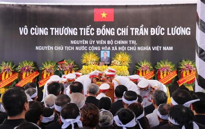 The burial ceremony at the cemetery in Dien Truong Hamlet of Pho Khanh Commune, Duc Pho Township, Quang Ngai Province, on May 25 afternoon (Photo: VNA) tdl.png