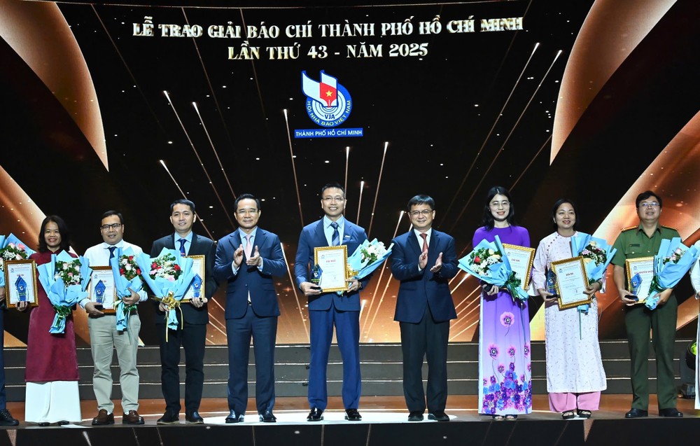 HCMC Chairman Nguyen Van Duoc and Head of the HCMC Party Committee’s Propaganda and Mass Mobilization Commission Nguyen Manh Cuong present awards. 89571382c6f471aa28e5-732-9610.jpg.jpg