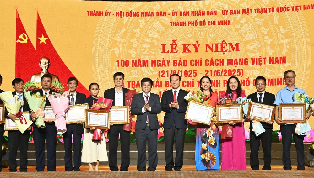 HCMC Party Secretary Nguyen Van Nen and Vice President of the Vietnam Journalists Association Tran Trong Dung present certificates of merit to journalists. 8dfbbb13f263453d1c721-2572-7421.jpg.jpg