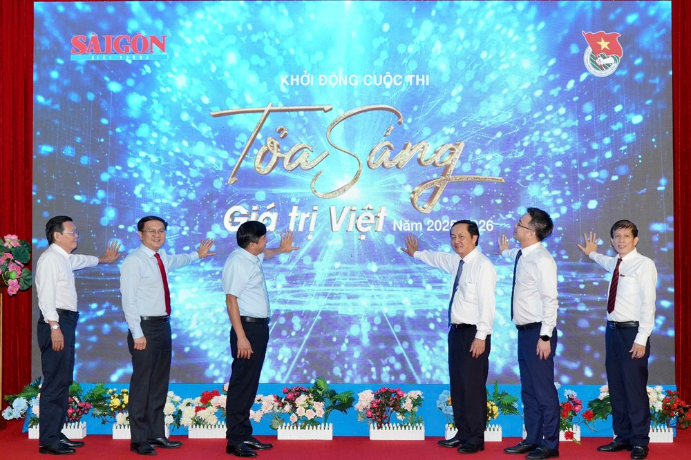 Delegates perform the launch ceremony for the 2025–2026 Shining Vietnamese Values contest. hinh-8-750-5461.jpg.jpg