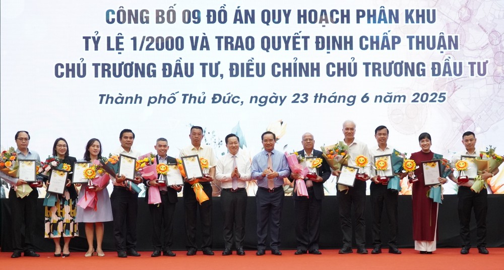 HCMC Chairman Nguyen Van Duoc presents investment policy decisions to investors. 6hh07537-9644-1779.jpg.jpg