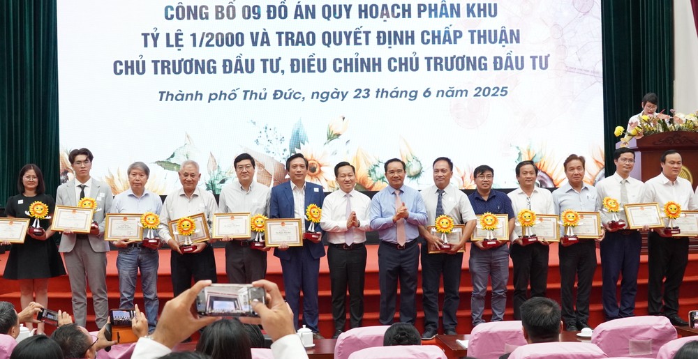 HCMC Chairman Nguyen Van Duoc and Thu Duc City Chairman Hoang Tung commend individuals and collectives for contributions to sub-zoning plan development. 6hh07563-2685-4205.jpg.jpg