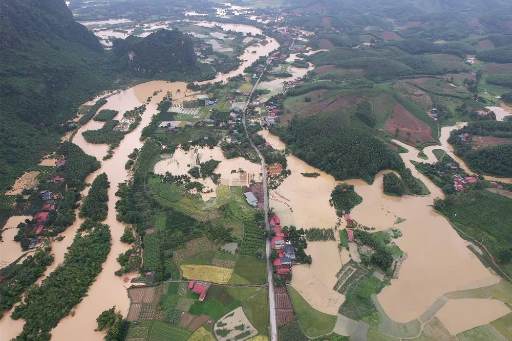 Floodwaters surround Nhat Tien Commune (Huu Lung District, Lang Son Province) on June 23. img-9875-5680-1130.jpeg.jpg