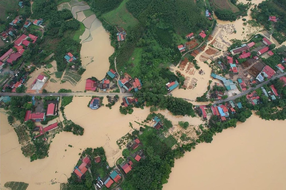 Villages in Nhat Tien Commune are surrounded by floodwaters on the morning of June 23. img-9877-9618-4919.jpeg.jpg