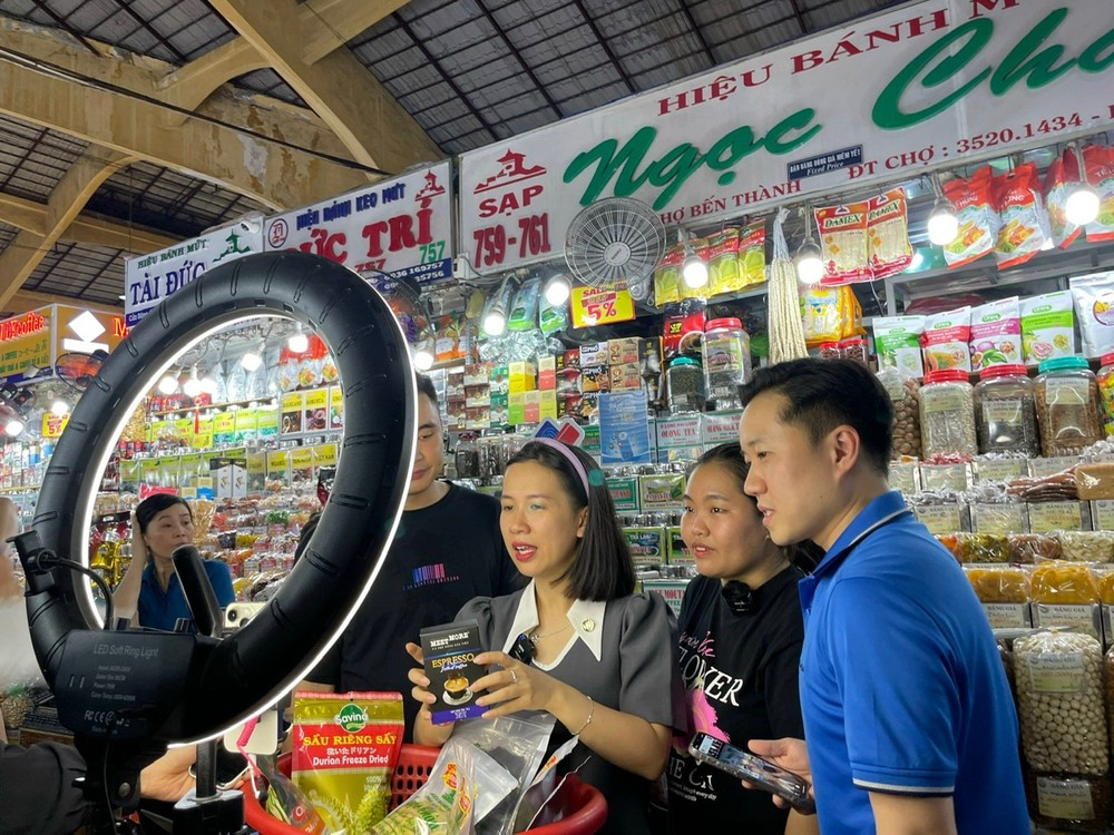 Ben Thanh Market small traders (District 1) learn how to livestream to reach consumers. tieu-thuong-ban-hang-681-7.jpg.jpg