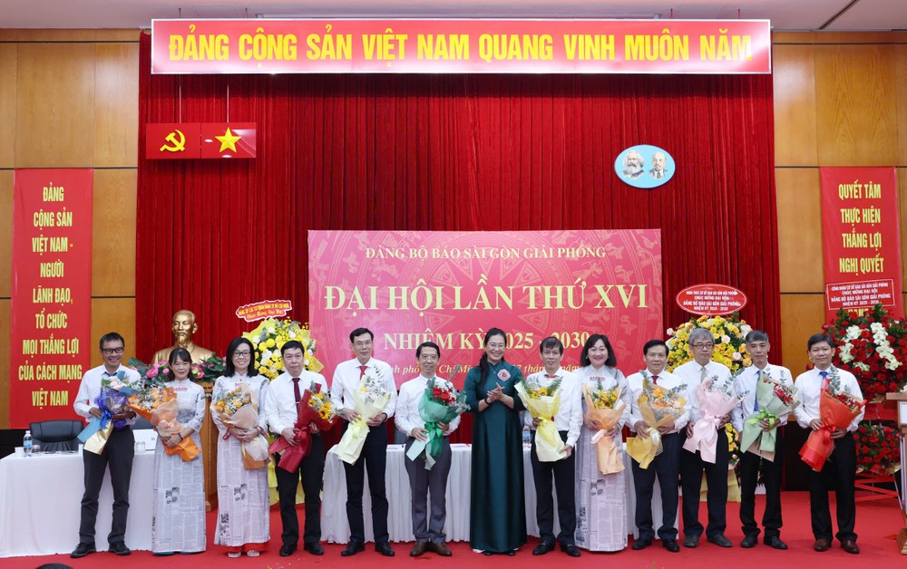 Ms. Nguyen Thi Hong Nguyet, Head of the Propaganda and Mass Mobilization Commission of the Party Committee of Ho Chi Minh City Party Agencies, presents flowers to members of the Party Executive Committee and the Party Inspection Committee of SGGP Newspaper for the 2020–2025 term. 27-6-1-6643-7882.jpg.jpg