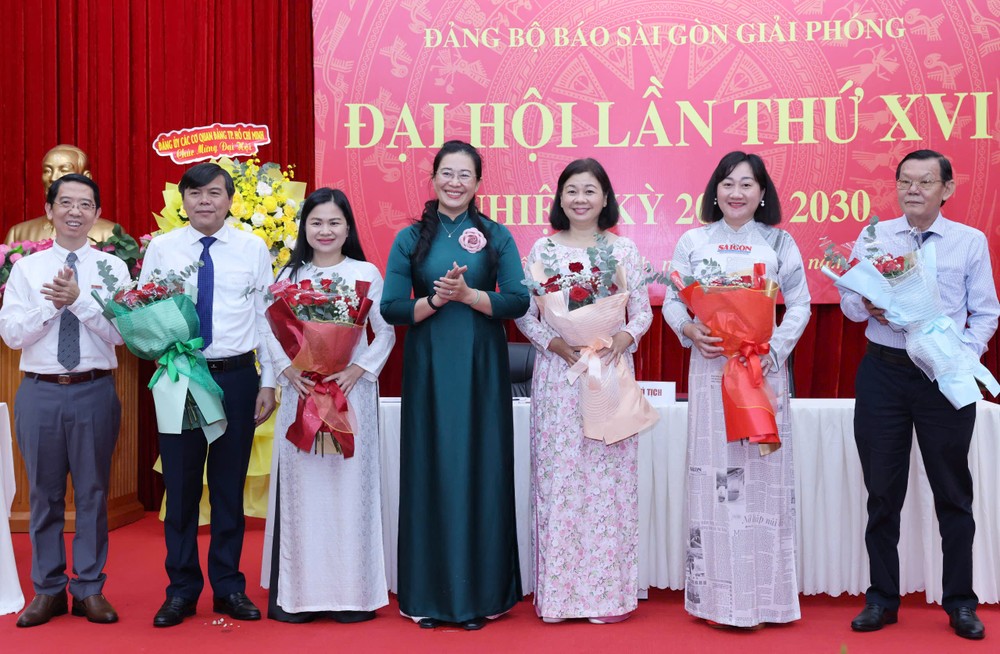 Head of the Propaganda and Mass Mobilization Commission of the Party Committee of Ho Chi Minh City Party Agencies Nguyen Thi Hong Nguyet and SGGP Party Secretary Nguyen Thanh Loi present flowers to thank members of the SGGP Newspaper Party Committee’s Standing Board for the 2020–2025 term. 27-6-2-3036-3274.jpg.jpg