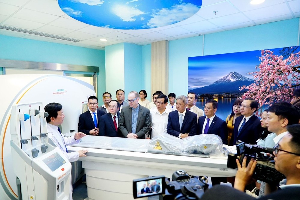 Delegates visit and observe the SOMATOM Force VB30 CT scanner in operation at Gia An 115 Hospital. hinh-1-9670-4371.jpg.jpg