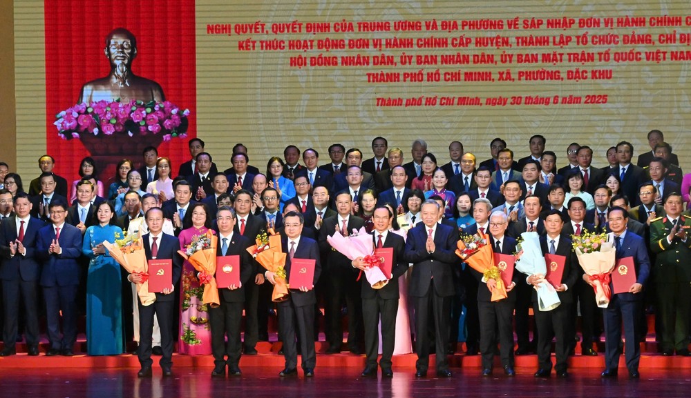 General Secretary To Lam presentes the Politburo’s decision on the appointment of the new Ho Chi Minh City Party Committee Executive Board and the new Standing Committee of the HCMC Party Committee for the 2020–2025 term. 0196fb7a59f1eeafb7e0-7708-7351.jpg.jpg