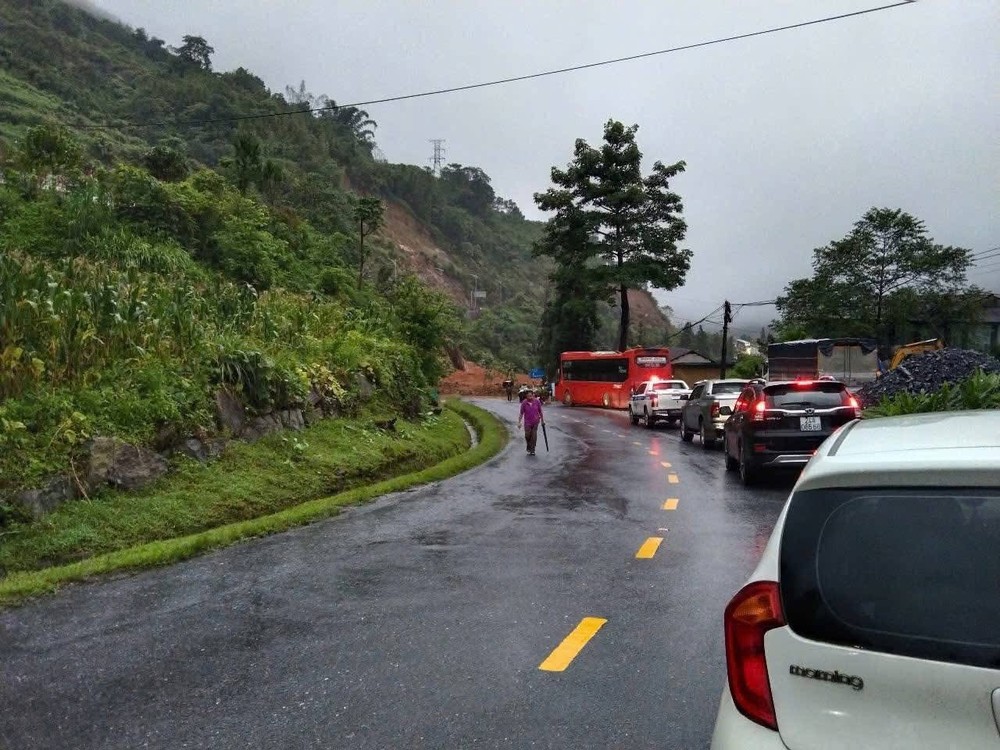 Traffic comes to a standstill, with vehicles unable to travel from downtown Lao Cai to Sa Pa. img-0095-6373-1057.jpeg.jpg