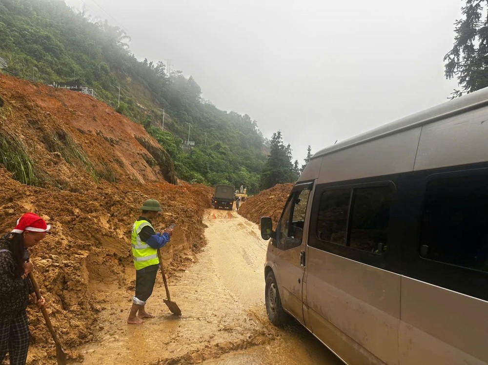 Authorities temporarily clear the old route to allow vehicles to pass through. img-0106-5964-2014.jpeg.jpg