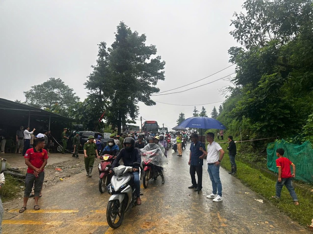 Heavy traffic congestion occurs as many vehicles are unable to pass through the area. img-0108-7221-9952.jpeg.jpg