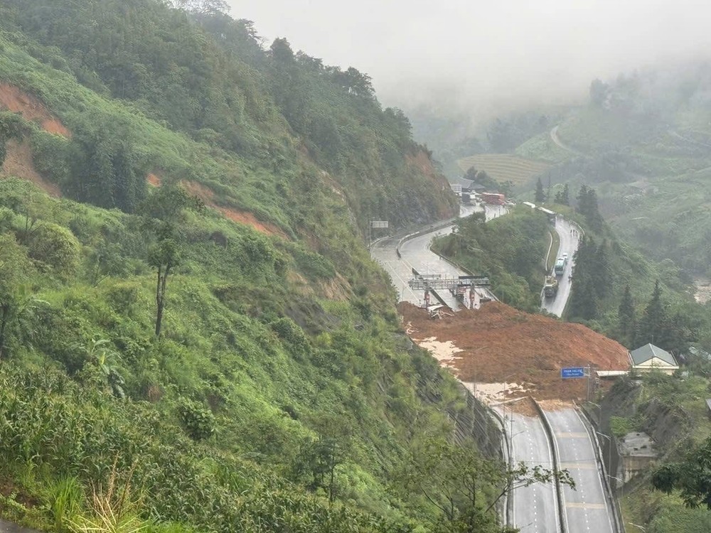 Soil and rocks cascade onto the road on the morning of July 1 in Lao Cai. img-0110-7728-4736.jpeg.jpg