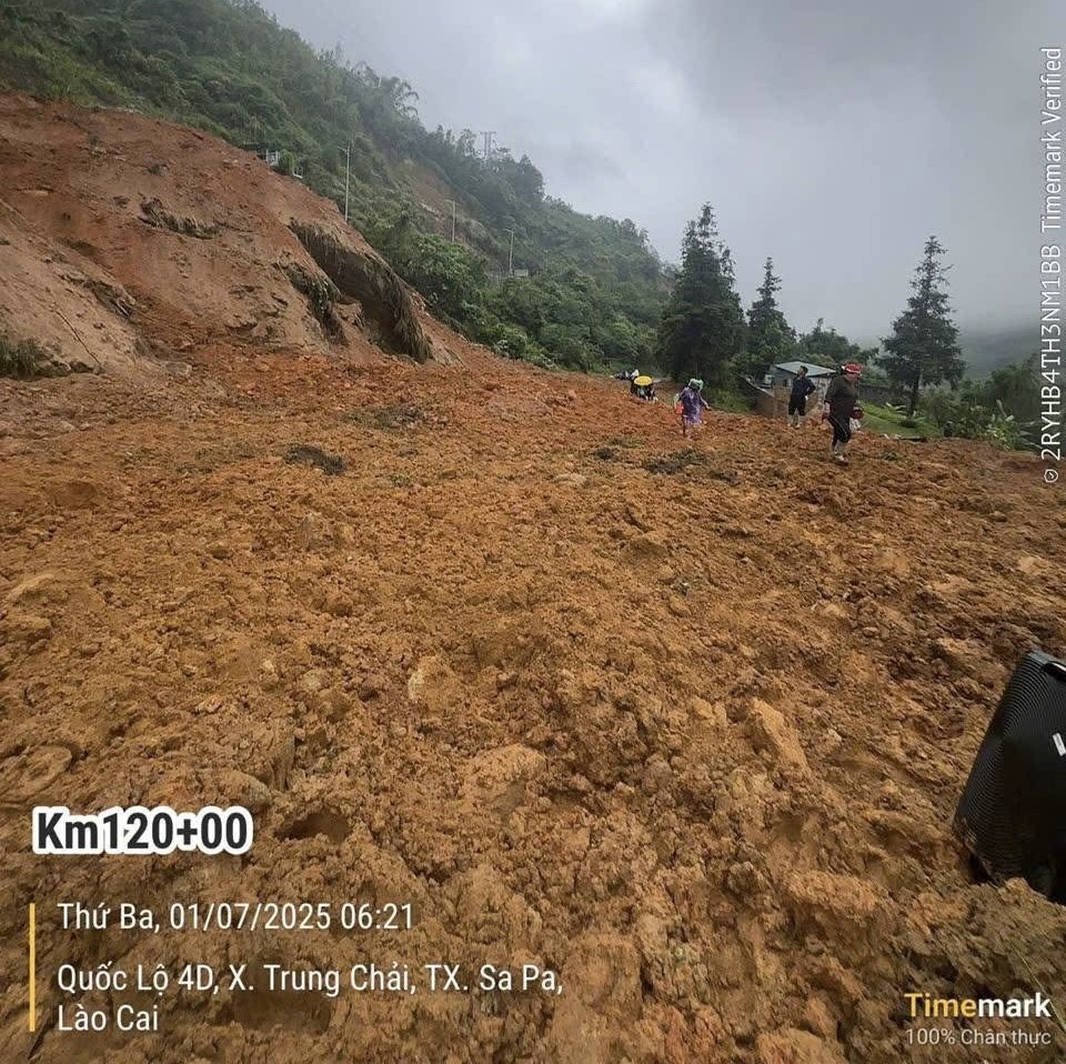 A massive volume of earth blankets National Highway 4D near the Mong Sen Bridge toll station (Lao Cai) on the morning of July 1. img-0111-7732-8801.jpeg.jpg