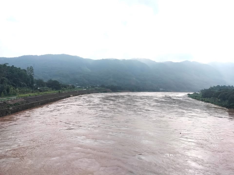 Water levels rise rapidly in the upper reaches of the Red River (Lao Cai Province). img-0134-5040-4903.jpeg.jpg