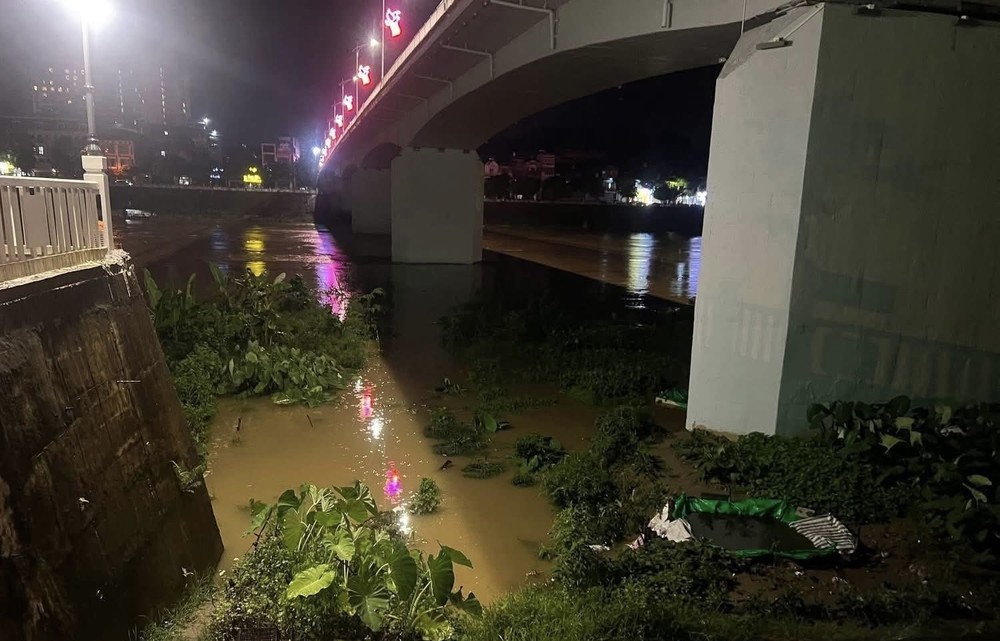 Since the night of July 1, water levels in the Red River in Lao Cai have begun to rise. img-0136-6653-4303.jpeg.jpg