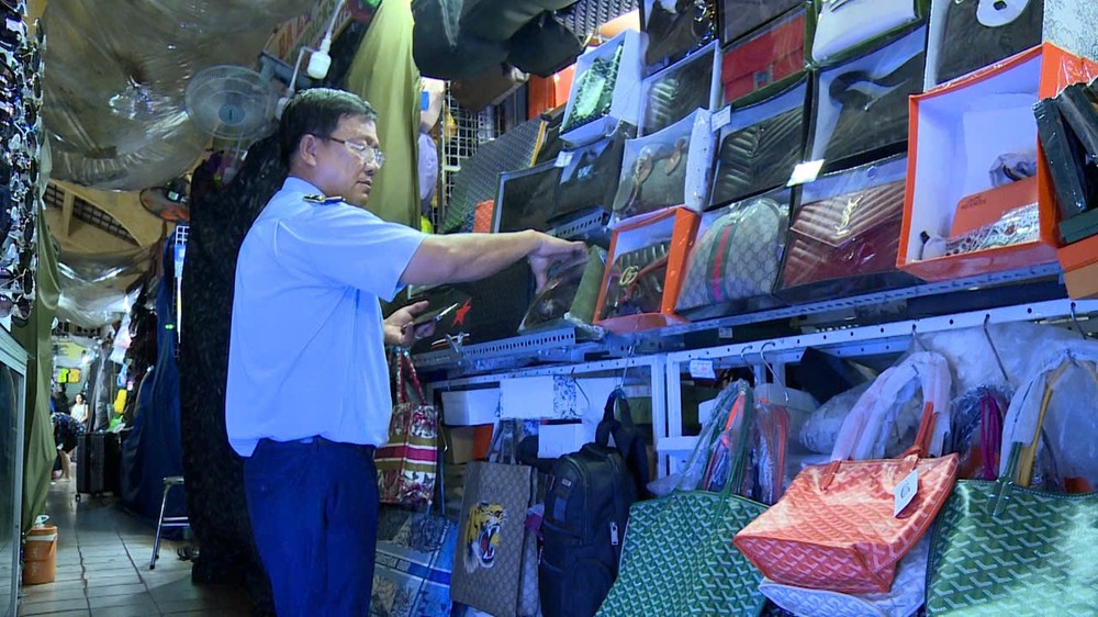 Market surveillance forces inspect suspected counterfeit goods in Ho Chi Minh City. qltt-6711-8386.jpg.jpg