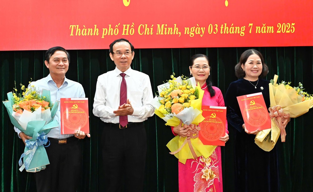 HCMC Party Secretary Nguyen Van Nen presents early retirement decisions, effective July 1, to Mrs. Nguyen Thi Le, Ms. Nguyen Thi Yen, and Mr. Nguyen Van Loc. img-7523-5320-2918.jpeg.jpg