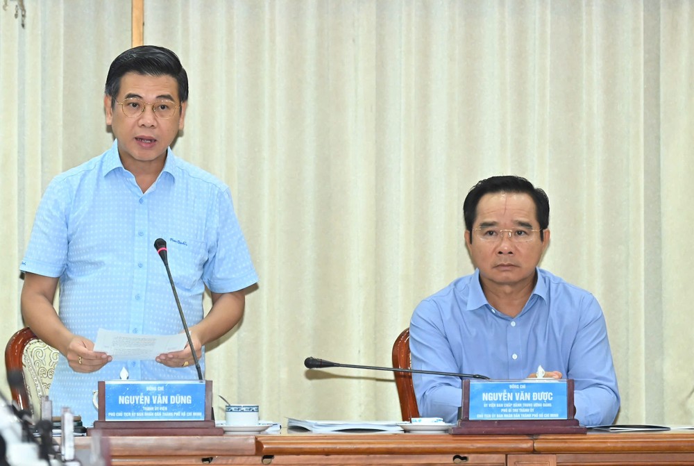 Vice Chairman of the HCMC People's Committee Nguyen Van Dung speaks at the meeting. z6769805303689-c0948f4be07a4106ec3e6e71192efac5-6753-4019.jpg.jpg