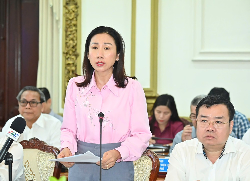 Ms. Pham Thi Thanh Hien, Director of the HCMC Department of Home Affairs, speaks at the meeting. z6769805337552-8ab07c7319f4f81b7eb99962f5c5eb82-1035-9456.jpg.jpg