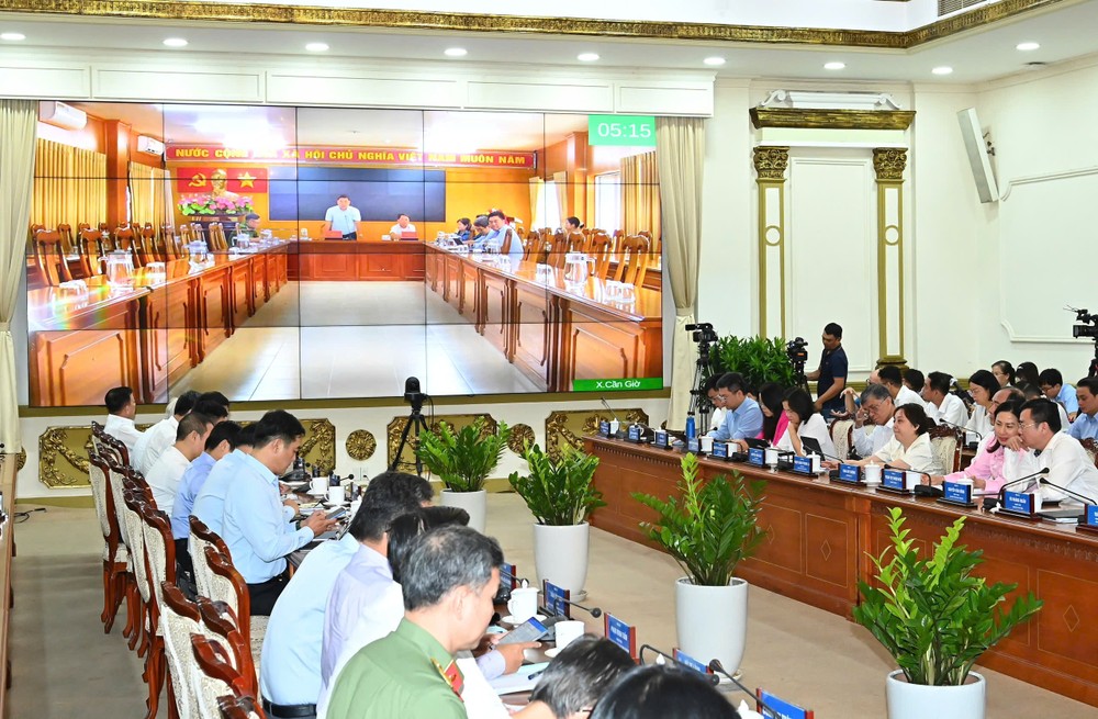 Can Gio Commune leaders deliver their report via the online conferencing system. z6770350955158-8046d773a53d453335b9f291efd10400-9031-1669.jpg.jpg