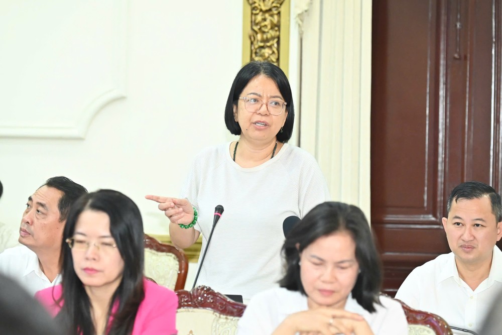 Ms. Vo Thi Trung Trinh, Director of the Digital Transformation Center, delivers her report at the meeting. z6770350969258-d77bb8cd1a85d2cc7715b45a97c43f72-7548-3119.jpg.jpg