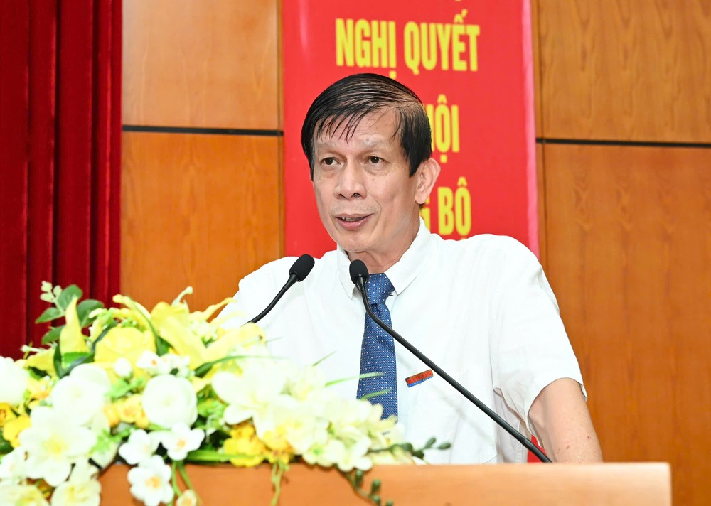 Deputy Editor-in-Chief in charge of Sai Gon Giai Phong Newspaper Nguyen Khac Van speaks at the event. 7-7-12-4714-4985.jpg.jpg