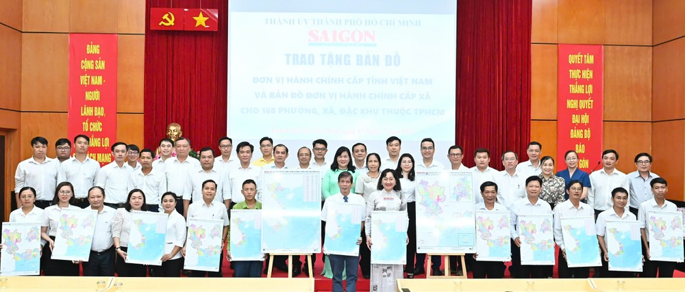 Mr. Nguyen Khac Van and Mrs. Bui Thi Hong Suong present maps to representatives of wards and communes. 7-7-13-415-7514.jpg.jpg