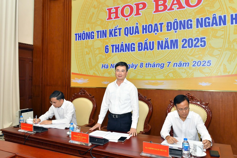 SBV Deputy Governor Pham Thanh Ha chairs the meeting. z6782806951680-1d3de9978000f3eb39b9a3388a488fbb-1326-524.jpg.jpg