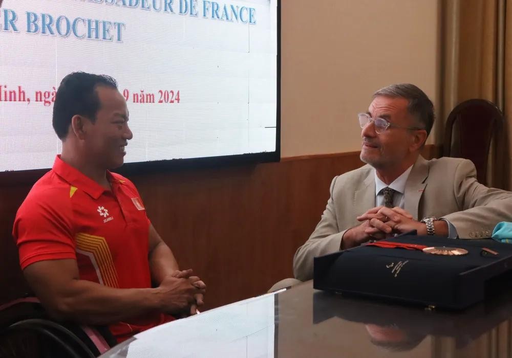 French Ambassador Olivier Brochet extends his congratulations to powerlifter Le Van Cong on winning the bronze medal at the Paris 2024 Paralympic Games. 1000023084-737-477.jpg.jpg