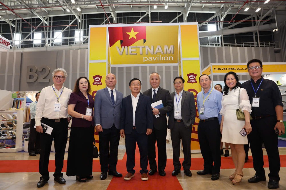 Lefaso Chairman Nguyen Duc Thuan with partners 9a-7893-2371.jpg.jpg