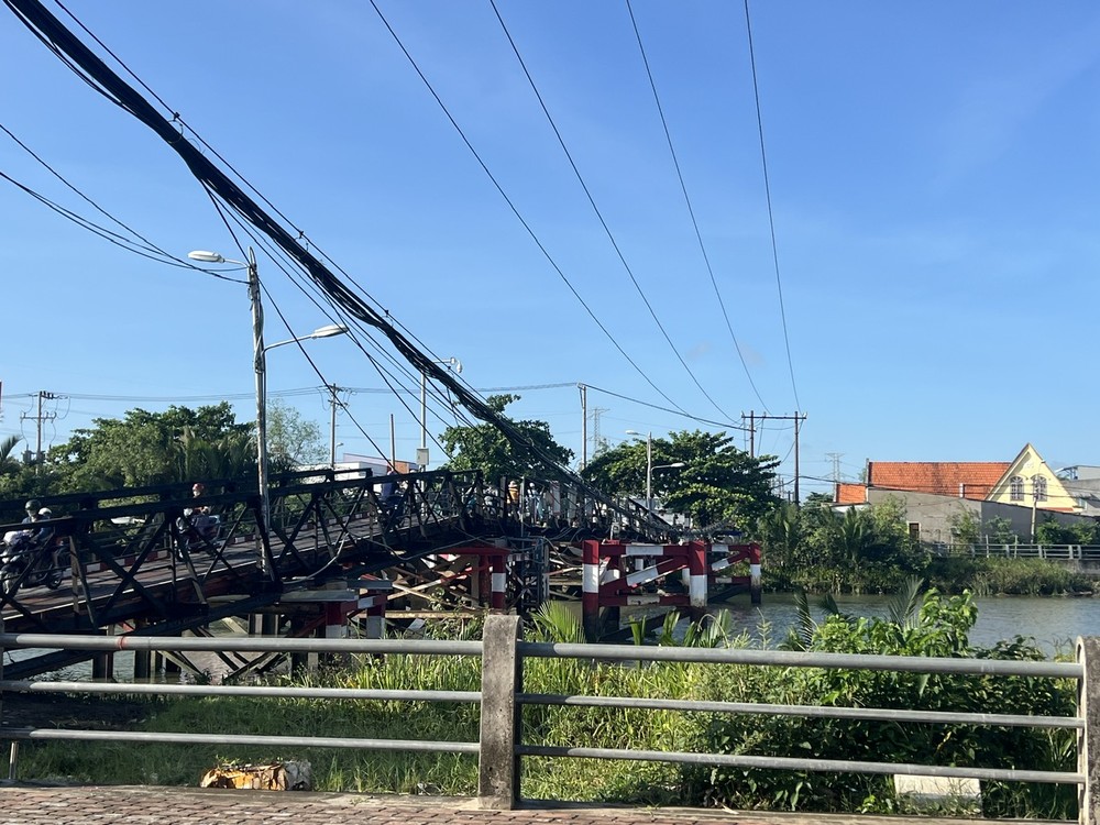 The existing steel bridge is narrow and limited in capacity. 10a-9796-708.jpg.jpg