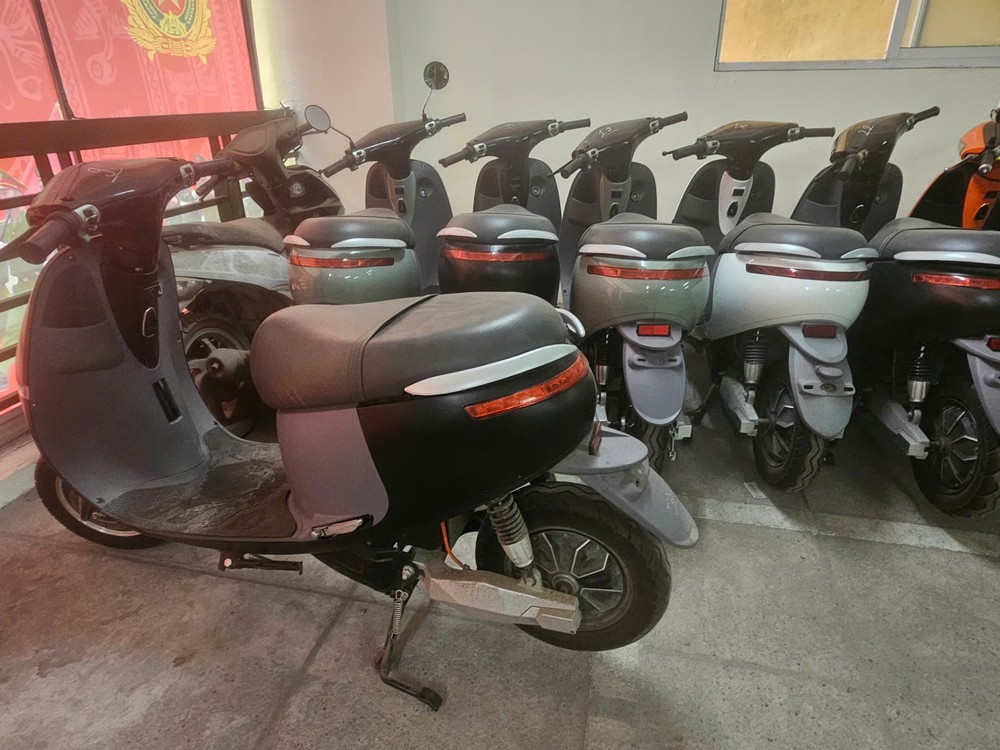Electric motorbike models suspected of bearing counterfeit branding 3-6302-4916.jpg.jpg
