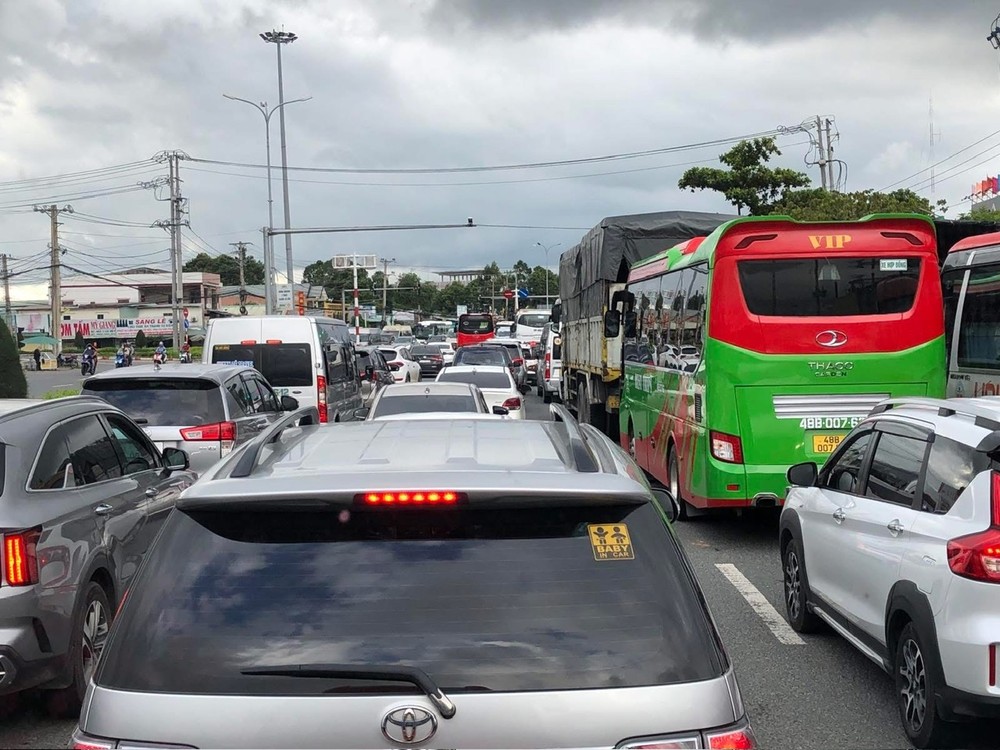 An Phu Interchange ramp to the expressway is frequently congested. 16a-9163-1817.jpg.jpg