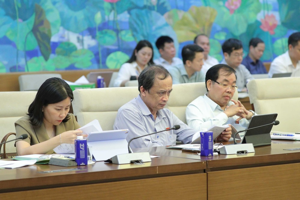 Members of the oversight delegation attend the meeting. du-16-1511-525.jpg.jpg