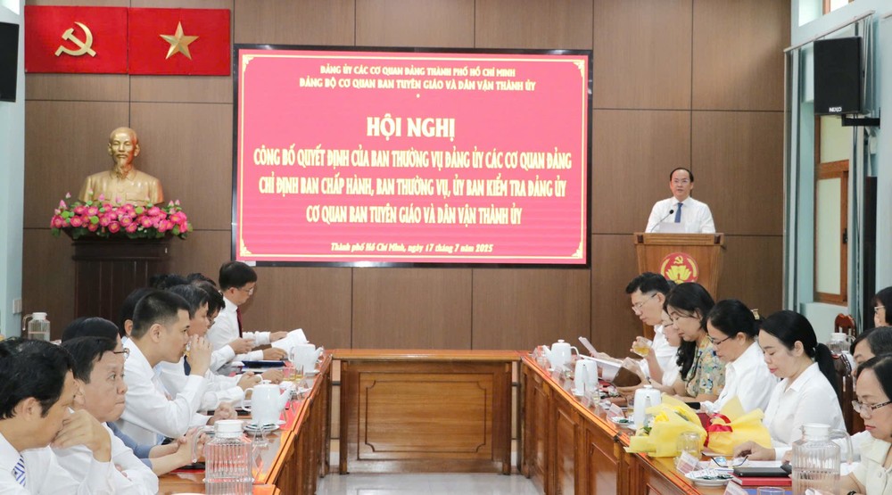 Mr. Nguyen Khoa Hai speaks at the meeting. z6812822084233-3c1cac84ad3e37d1ecbf8503de393ae2-1569-975.jpg.jpg