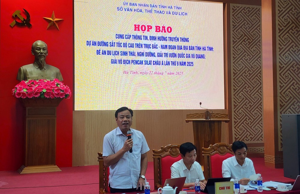 Leaders of Ha Tinh Departments of Culture, Sports and Tourism, Agriculture and Environment, and Construction chair the press conference. 20250722-095031-4759-8689.jpg.jpg