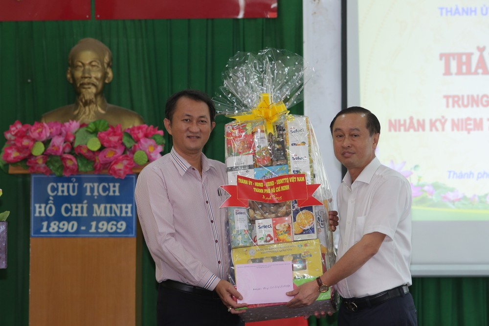 Mr. Huynh Thanh Nhan presents gifts to Thi Nghe Nursing Center. 23dc34fa7e3b5e1f91b20e94cb98a273-9011-1004.jpg.jpg