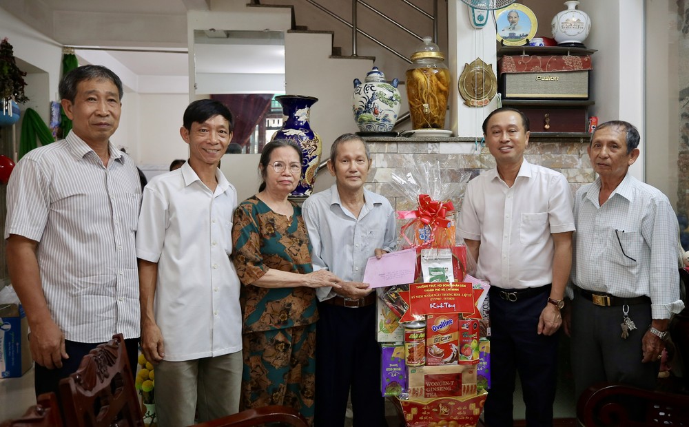 Mr. Huynh Thanh Nhan visits and presents gifts to the family of Le Van Duong, a grade-4/4 war invalid residing in Binh Loi Trung Ward, HCMC. 293f1a39b7b4e5c8550ad41bf3bd4f11-8254-5154.jpg.jpg