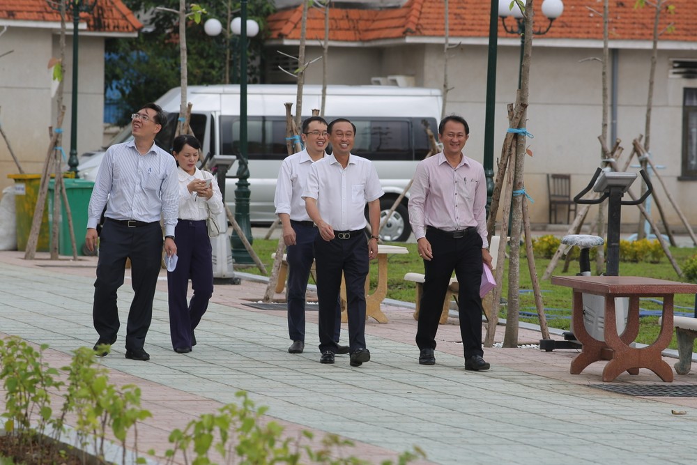 A HCMC delegation led by Mr. Huynh Thanh Nhan visits Thi Nghe Nursing Center. 4154833fa188fa2106f7d2437dfeaaa1-9123-8732.jpg.jpg