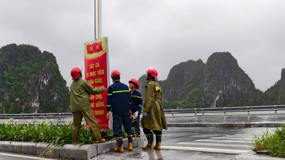 Task forces repair a storm-damaged billboard in Ha Long caused by storm No.3. 522665974-1206643114832145-1185276492427951620-n-433-4077.jpg.jpg