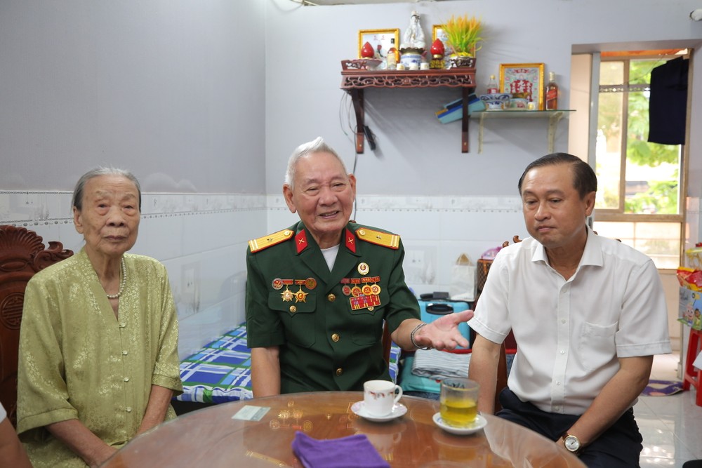 Mr. Huynh Thanh Nhan visits and presents gifts to the family of Nguyen Duc Thang, a grade-4/4 war invalid residing in Thanh My Tay Ward, HCMC. 5670c815d710d1da686da51eab88da87-727-7088.jpg.jpg