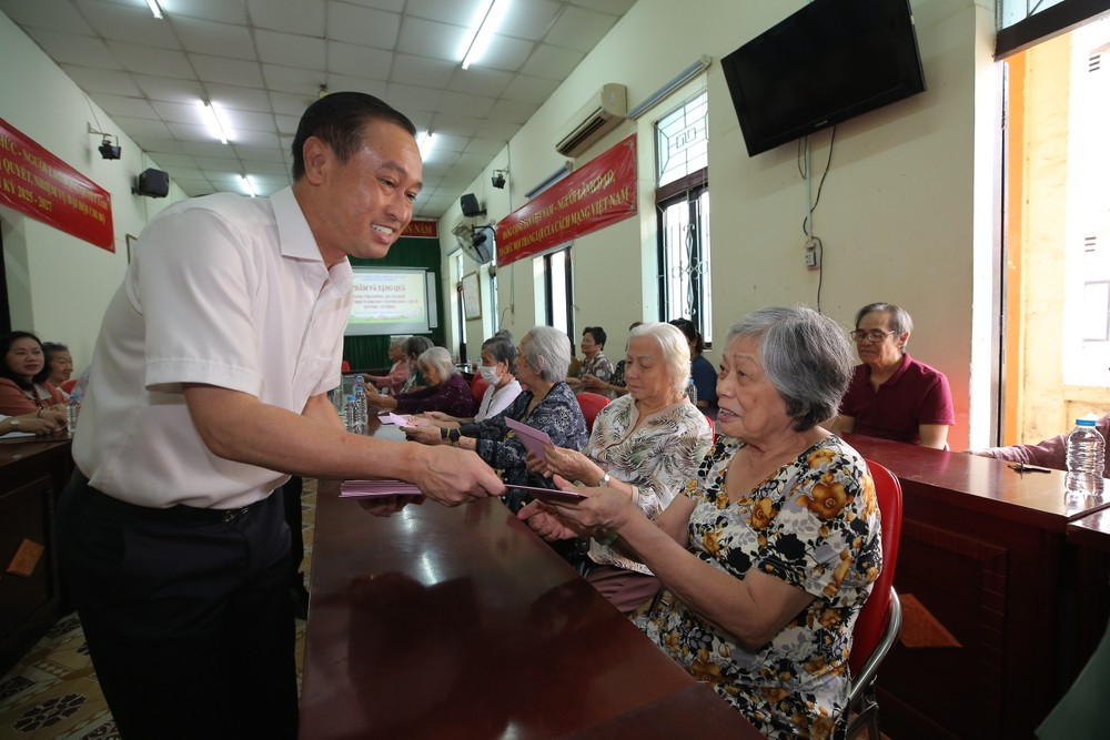 Mr. Huynh Thanh Nhan presents gifts to policy beneficiaries at Thi Nghe Nursing Center. 8a0fa6b6f53942c9f22d896bc2d20e29-9688-8065.jpg.jpg