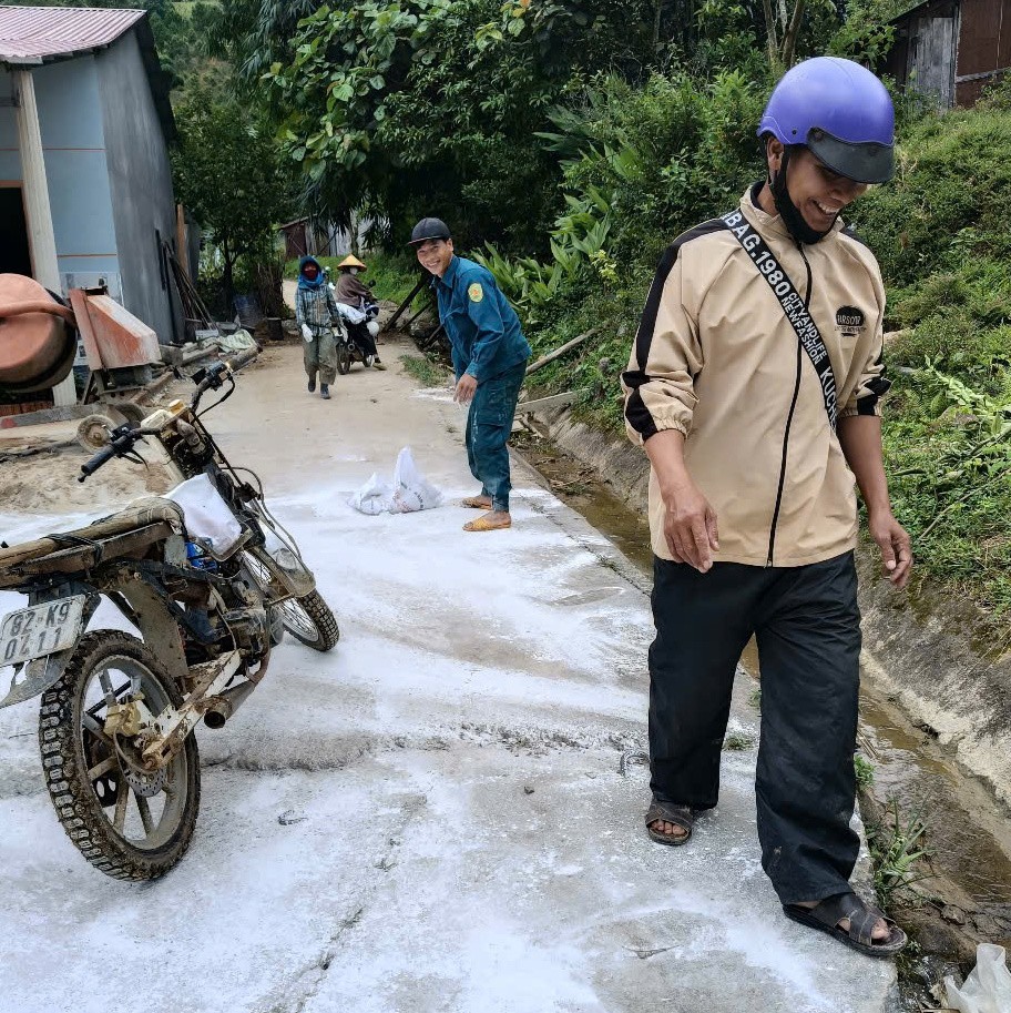Lime being spread for disinfection and sterilization ab8aa522bc6935376c78-6901-9581.jpg.jpg